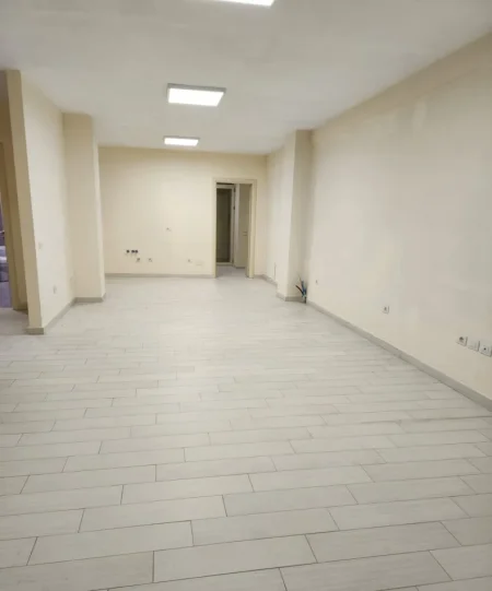 Tirane, jepet me qera ambjent biznesi Kati 3, 140 m² 1.200 € (Pazari i Ri)