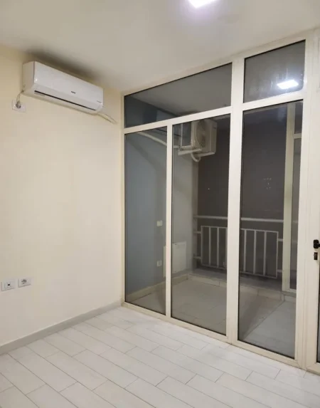 Tirane, jepet me qera ambjent biznesi Kati 3, 140 m² 1.200 € (Pazari i Ri)
