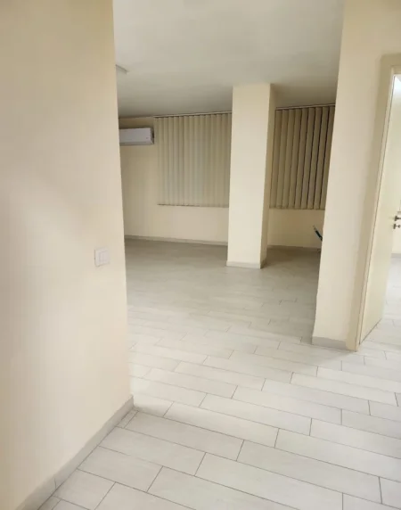 Tirane, jepet me qera ambjent biznesi Kati 3, 140 m² 1.200 € (Pazari i Ri)
