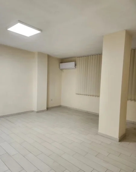 Tirane, jepet me qera ambjent biznesi Kati 3, 140 m² 1.200 € (Pazari i Ri)