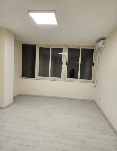Tirane, jepet me qera ambjent biznesi Kati 3, 140 m² 1.200 € (Pazari i Ri)