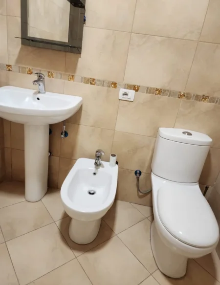 Tirane, jepet me qera ambjent biznesi Kati 3, 140 m² 1.200 € (Pazari i Ri)
