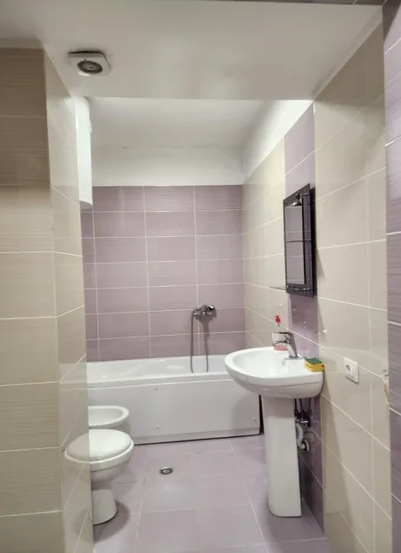 Tirane, jepet me qera ambjent biznesi Kati 3, 140 m² 1.200 € (Pazari i Ri)