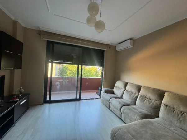 Tirane, jepet me qera apartament 1+1+Aneks+Ballkon Kati 3, 68 m² 450 € (rruga ali demi , ish tregu elektrik)