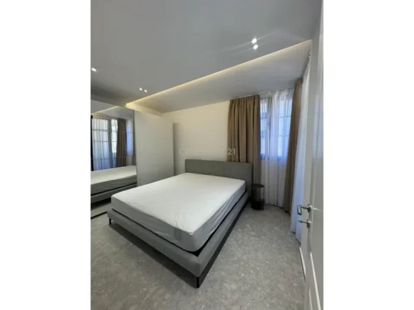 Tirane, jepet me qera apartament 2+1 Kati 3, 155 m² 1.450 € (blloku prane sheshit willson)