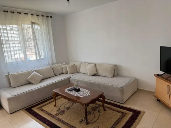 Tirane, jepet me qera apartament 1+1 Kati 4, 70 m² 350 € (Laprake perball spitalit Ushtarak)