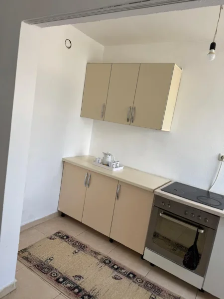 Tirane, jepet me qera apartament 1+1 Kati 4, 70 m² 350 € (Laprake perball spitalit Ushtarak)