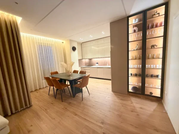 Tirane, jepet me qera apartament 1+1 Kati 6, 120 m² 1.100 € (Qemal Stafa)