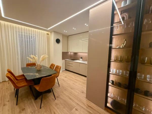 Tirane, jepet me qera apartament 1+1 Kati 6, 120 m² 1.100 € (Qemal Stafa)