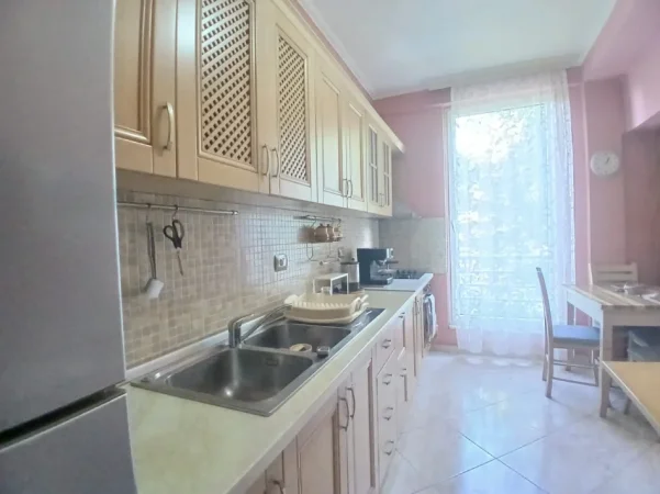 Tirane, jepet me qera apartament 1+1 Kati 4, 72 m² 450 € (Zogu i zi:Rr.Dritan Hoxha tek Fondi Besa)