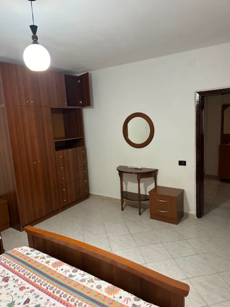 Tirane, jepet me qera apartament 1+1 Kati 1, 60 m² 500 € (Komuna Parisit prane Kristal Center)