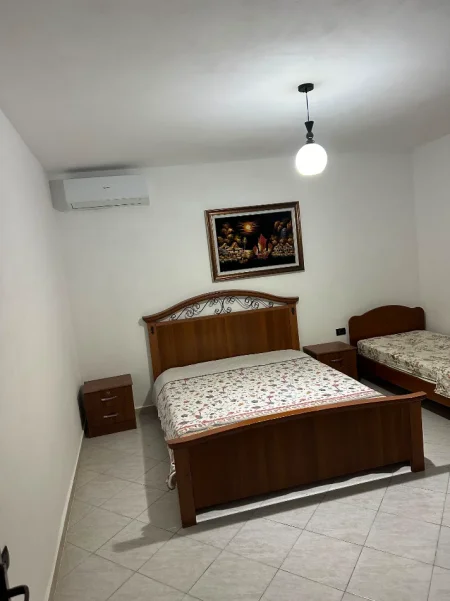 Tirane, jepet me qera apartament 1+1 Kati 1, 60 m² 500 € (Komuna Parisit prane Kristal Center)