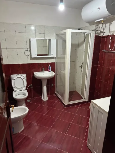 Tirane, jepet me qera apartament 1+1 Kati 1, 60 m² 500 € (Komuna Parisit prane Kristal Center)