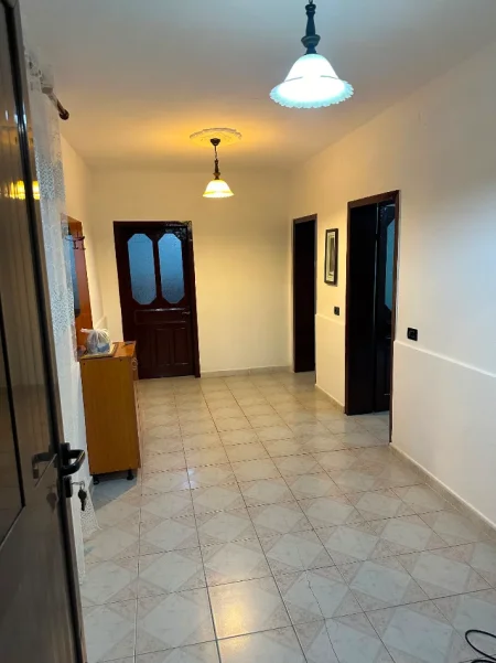 Tirane, jepet me qera apartament 1+1 Kati 1, 60 m² 500 € (Komuna Parisit prane Kristal Center)