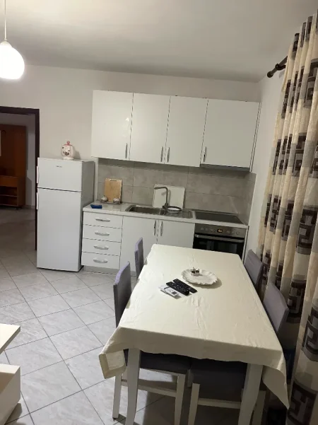 Tirane, jepet me qera apartament 1+1 Kati 1, 60 m² 500 € (Komuna Parisit prane Kristal Center)
