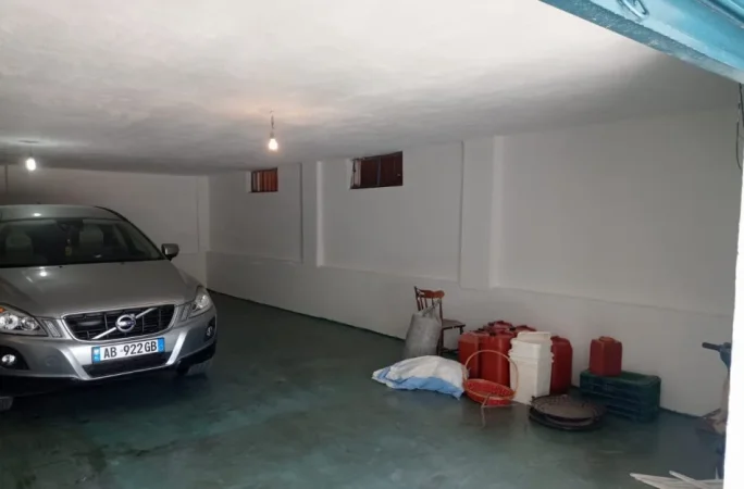 Tirane, jepet me qera magazine Kati 1, 120 m² 500 € (Universiteti Europian)