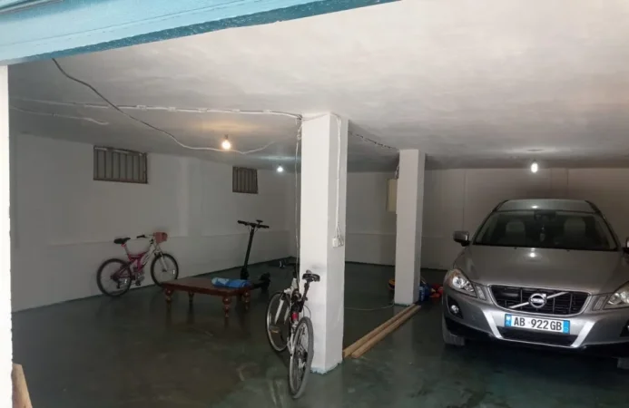 Tirane, jepet me qera magazine Kati 1, 120 m² 500 € (Universiteti Europian)