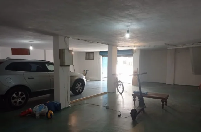 Tirane, jepet me qera magazine Kati 1, 120 m² 500 € (Universiteti Europian)