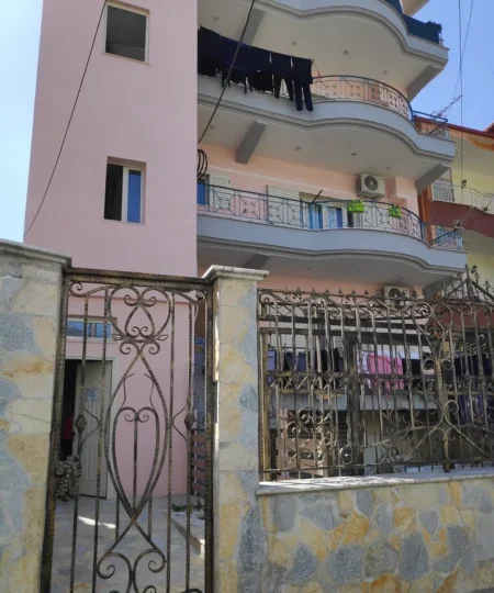 Tirane, jepet me qera magazine Kati 1, 120 m² 500 € (Universiteti Europian)