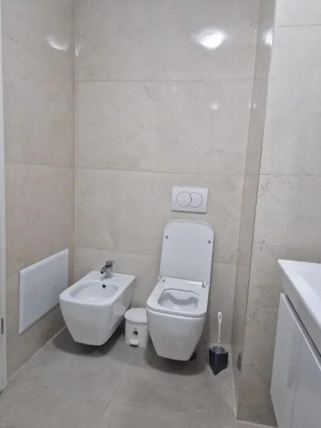 Tirane, jepet me qera apartament 1+1 Kati 4, 70 m² 550 € (21 DHJETORI)