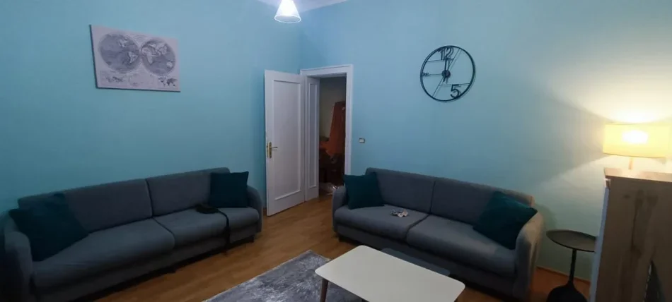 Tirane, jepet me qera apartament 3+1 Kati 1, 90 m² 700 € (Rruga e Barrikadave)