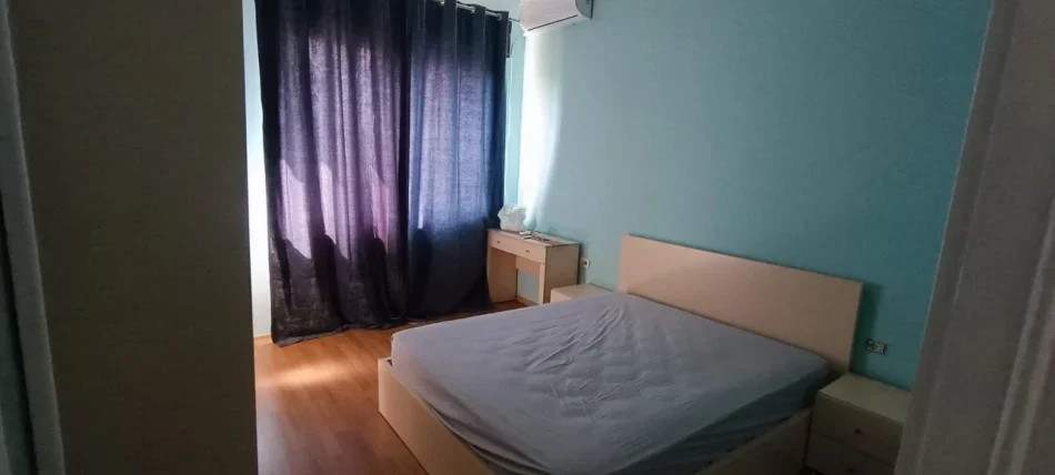 Tirane, jepet me qera apartament 3+1 Kati 1, 90 m² 700 € (Rruga e Barrikadave)