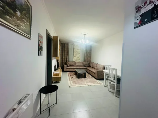 Tirane, jepet me qera apartament 2+1+Ballkon Kati 1, 100 m² 600 € (Pallatet e bashkise)