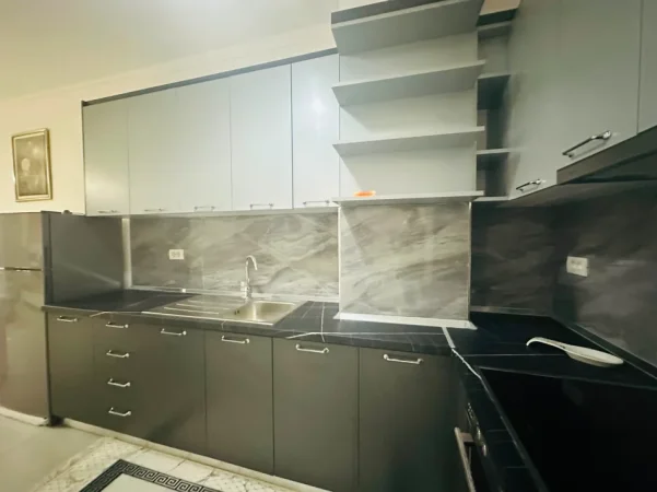 Tirane, jepet me qera apartament 2+1+Ballkon Kati 1, 100 m² 600 € (Pallatet e bashkise)