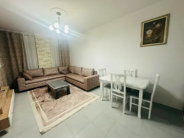 Tirane, jepet me qera apartament 2+1+Ballkon Kati 1, 100 m² 600 € (Pallatet e bashkise)