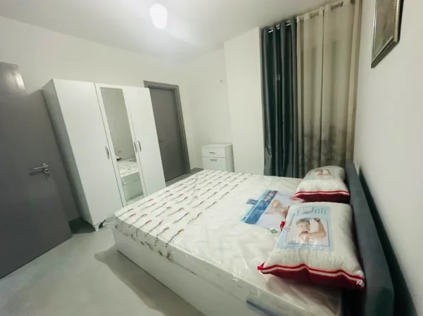 Tirane, jepet me qera apartament 2+1+Ballkon Kati 1, 100 m² 600 € (Pallatet e bashkise)