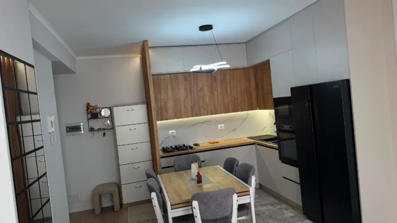 Tirane, shes apartament 2+1+Ballkon Kati 6, 82 m² 117.000 € (Bulevardi Donald Trump)