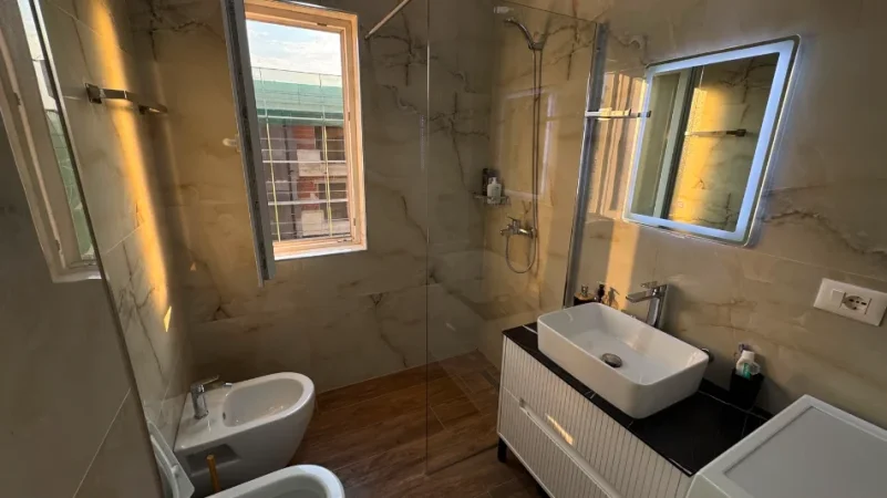 Tirane, shes apartament 2+1+Ballkon Kati 6, 82 m² 117.000 € (Bulevardi Donald Trump)