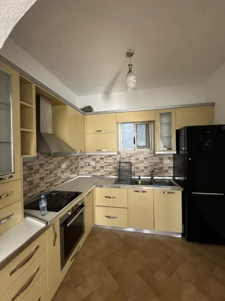 Tirane, jepet me qera apartament 2+1 Kati 2, 100 m² 500 € (Kodra E. Priftit)