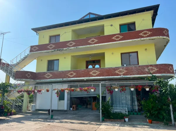 Lezhe, shitet Vile Vile 3 Katshe Kati 3, 750 m² 3.970.000 € (Rruga Vellezerit Çoku)