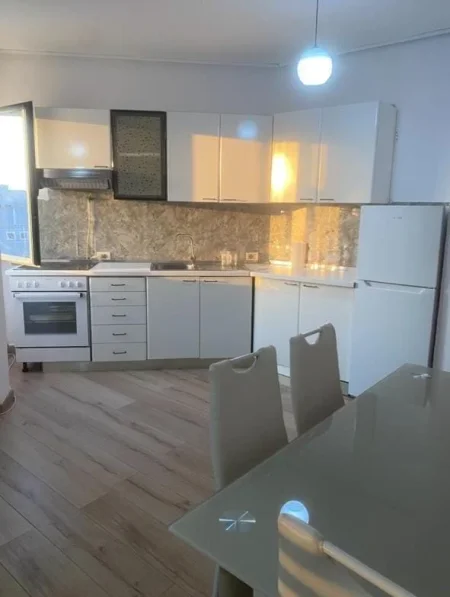 Tirane, jepet me qera apartament 1+1 Kati 4, 1 m² 500 € (Stacioni i Trenit)