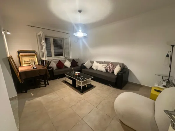 Tirane, jepet me qera apartament 1+1+Ballkon Kati 5, 57 m² 500 € (Ne zonen e Varrit Bamit/Rruga Marie Logoreci,)