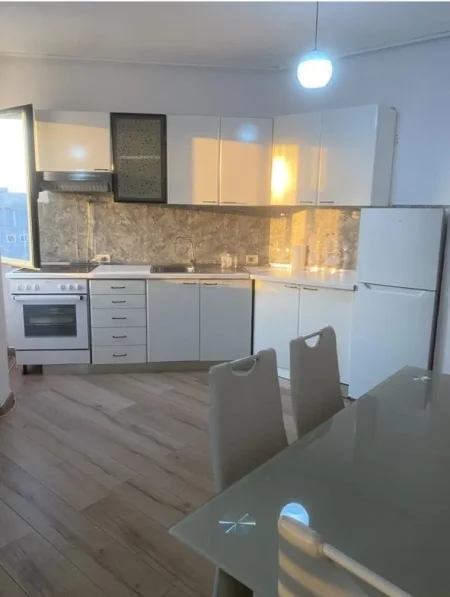 Tirane, jepet me qera apartament 1+1+Ballkon Kati 4, 60 m² 500 € (Ish Stacioni i Treni/Kompleksi Usluga)