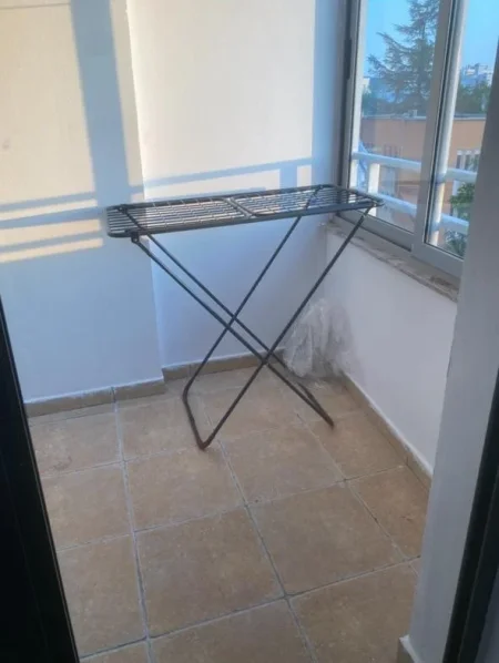 Tirane, jepet me qera apartament 1+1+Ballkon Kati 4, 60 m² 500 € (Ish Stacioni i Treni/Kompleksi Usluga)