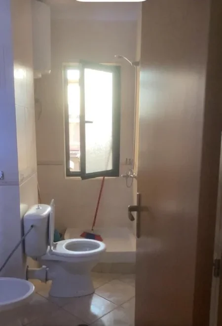 Tirane, jepet me qera apartament 1+1+Ballkon Kati 4, 60 m² 500 € (Ish Stacioni i Treni/Kompleksi Usluga)