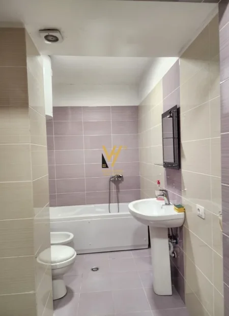 Tirane, jepet me qera zyre Kati 2, 142 m² 1.250 € (PAZARI I RI)