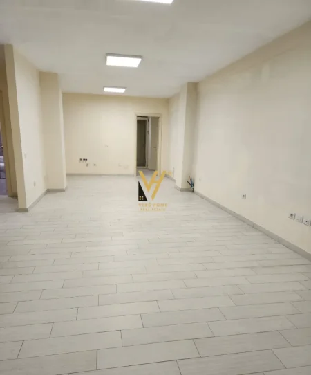 Tirane, jepet me qera zyre Kati 2, 142 m² 1.250 € (PAZARI I RI)