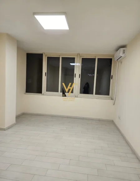 Tirane, jepet me qera zyre Kati 2, 142 m² 1.250 € (PAZARI I RI)