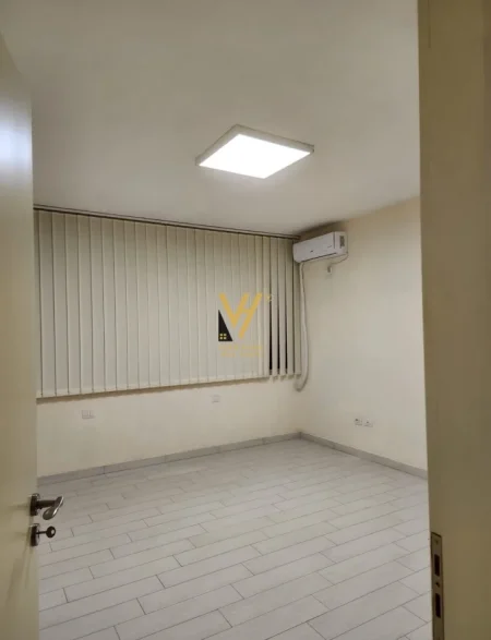 Tirane, jepet me qera zyre Kati 2, 142 m² 1.250 € (PAZARI I RI)