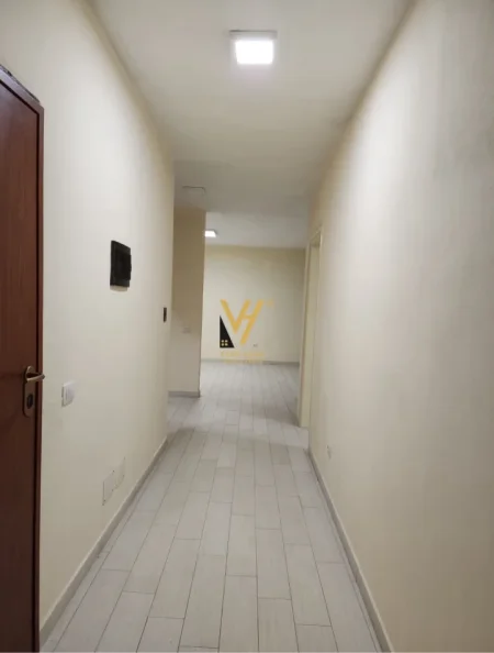 Tirane, jepet me qera zyre Kati 2, 142 m² 1.250 € (PAZARI I RI)