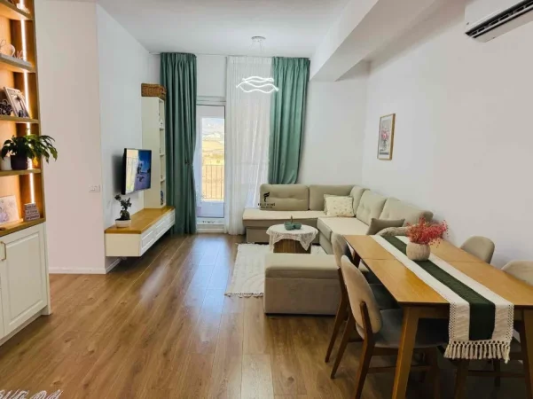 Tirane, jepet me qera apartament 3+1 Kati 4, 105 m² 700 € (ALI DEMI)
