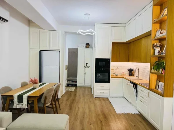 Tirane, jepet me qera apartament 3+1 Kati 4, 105 m² 700 € (ALI DEMI)