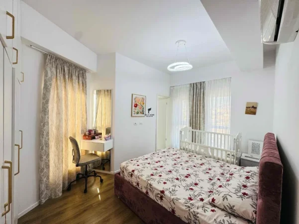 Tirane, jepet me qera apartament 3+1 Kati 4, 105 m² 700 € (ALI DEMI)