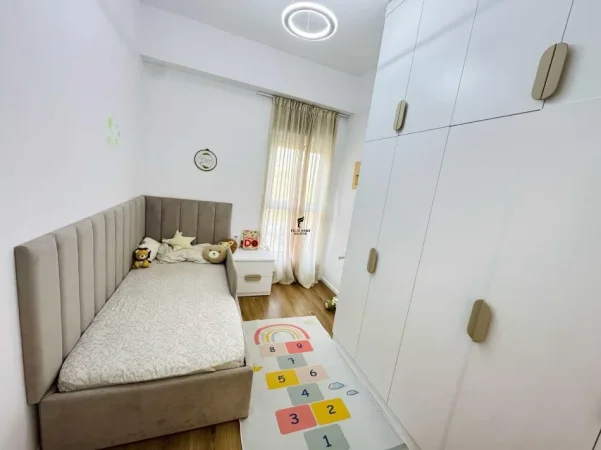 Tirane, jepet me qera apartament 3+1 Kati 4, 105 m² 700 € (ALI DEMI)