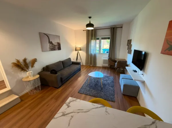 Tirane, jepet me qera apartament 2+1 Kati 1, (KODRA E DIELLIT)