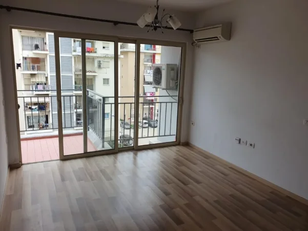 Tirane, jepet me qera apartament 1+1 Kati 5, 50 m² 450 € (Laprake)
